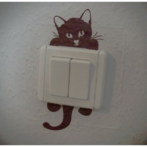 Falmatrica - villanykapcsolón kapaszkodó macska